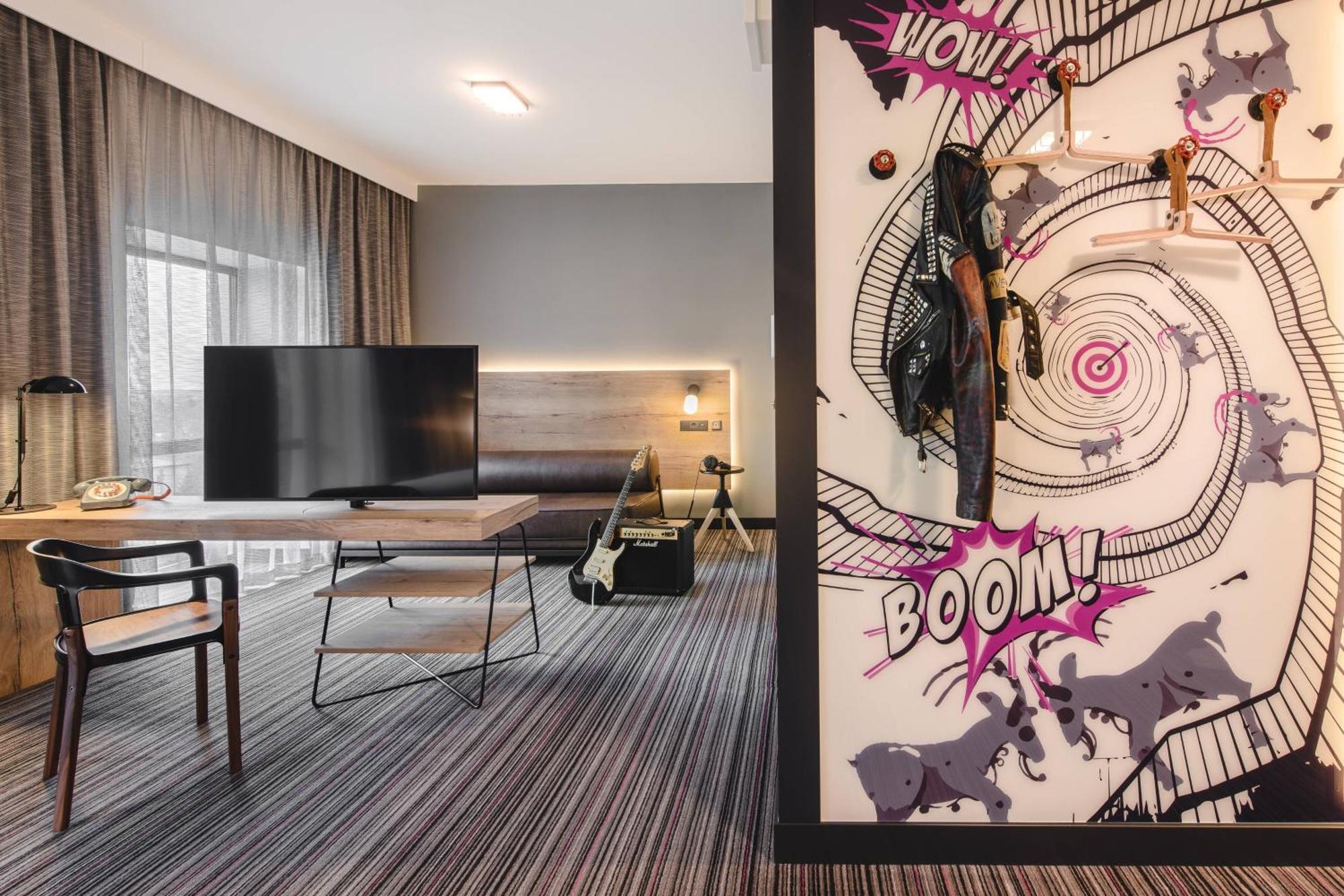 Moxy Airport 3*