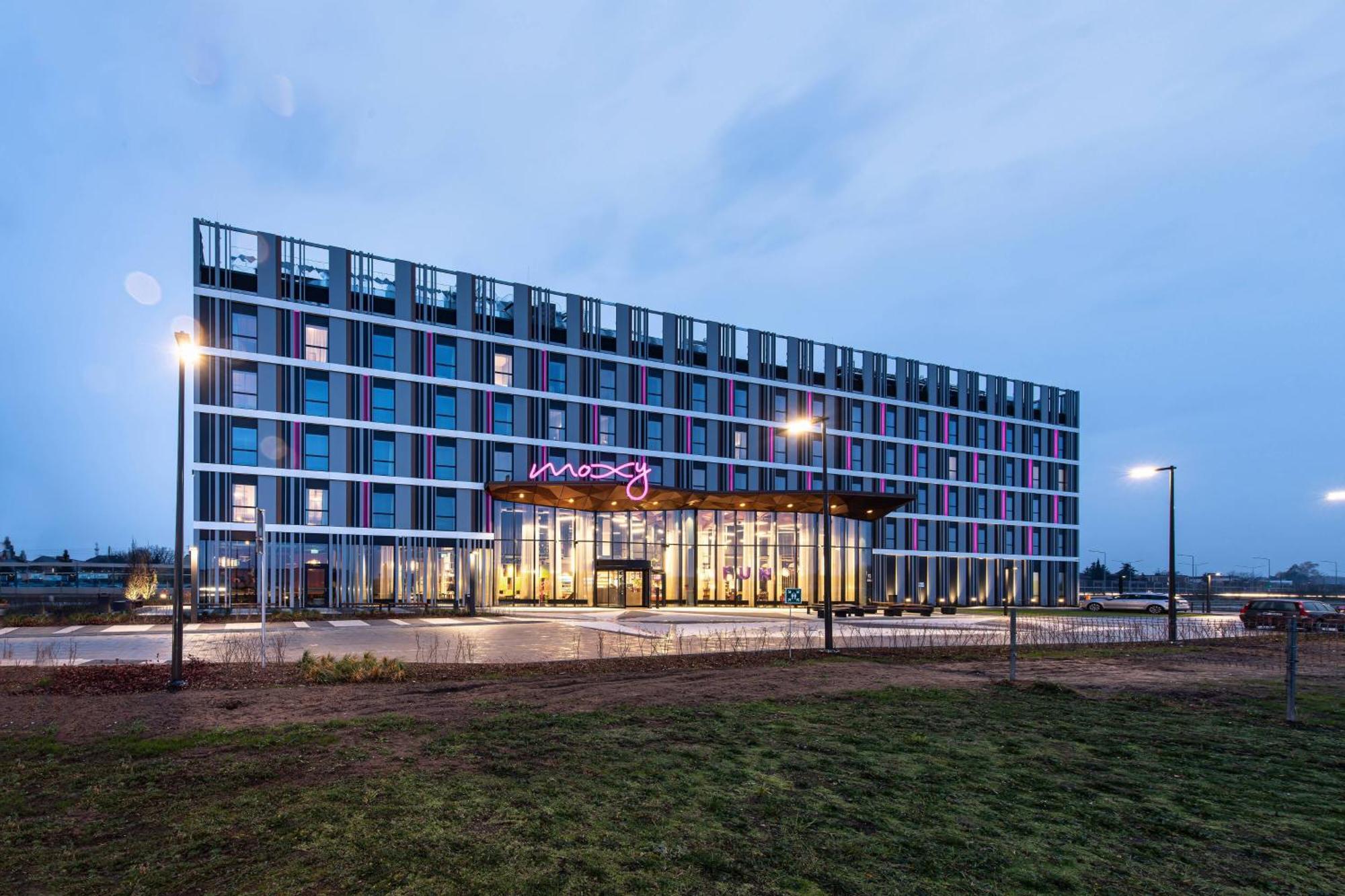 Moxy Airport 3*